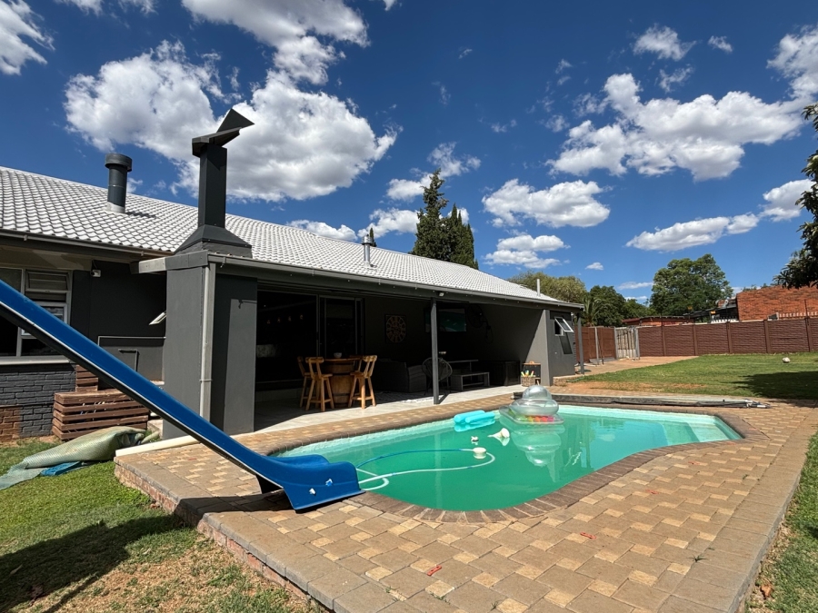 5 Bedroom Property for Sale in Langenhovenpark Free State